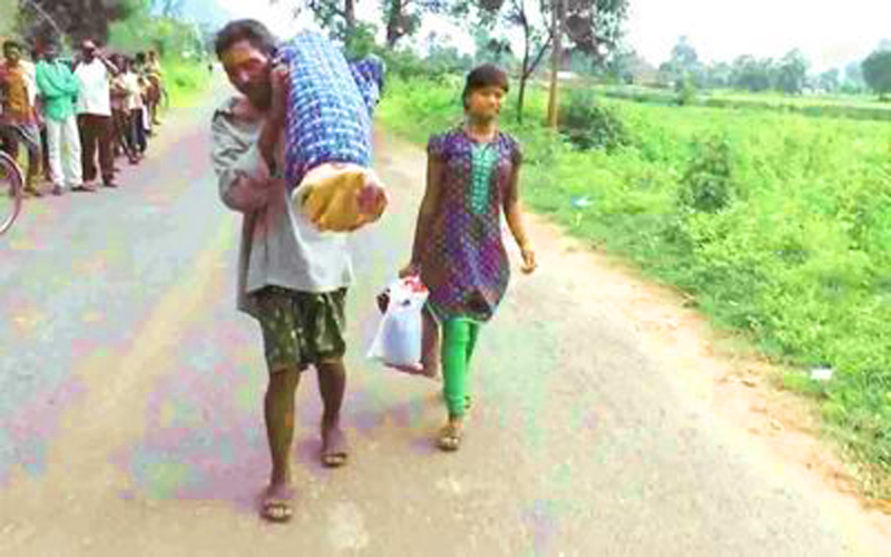 স্ত্রীর লাশ কাঁধে নিয়ে ১০ কি.মি.