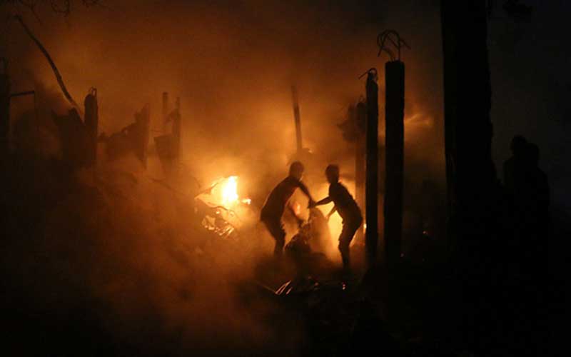 টঙ্গীতে বস্তি ও ঝুটের গোডাউনে আগুন