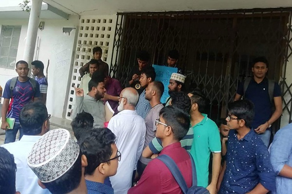 ৭ কলেজের অধিভুক্তি বাতিলের দাবিতে ঢাবিতে তালা