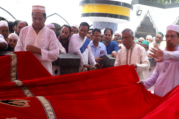 শাহজালাল (রহ.) মাজারে সিসিকের গিলাফ প্রদান