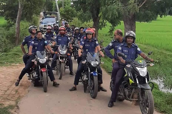 দুর্গাপূজার নিরাপত্তায় বড়লেখা পুলিশের ভ্রাম্যমাণ দল