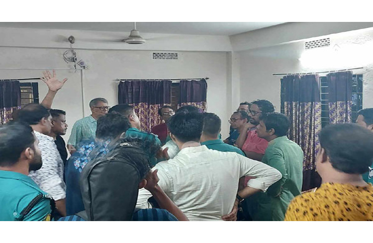‘বিএনপির মিছিল থেকে’ সারদা হলে অতর্কিত হামলা, একাধিক নাট্যকর্মী আহত