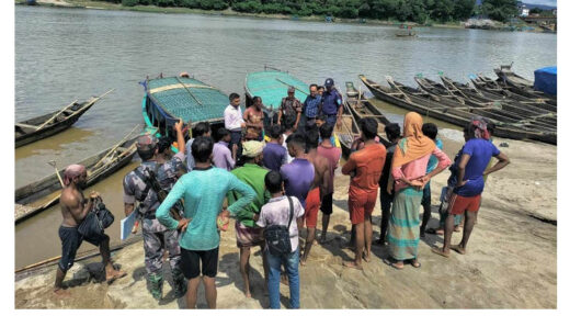 জাফলংয়ে ইসিএভূক্ত এলাকা থেকে বালু উত্তোলন, ৫টি নৌকা জব্দ
