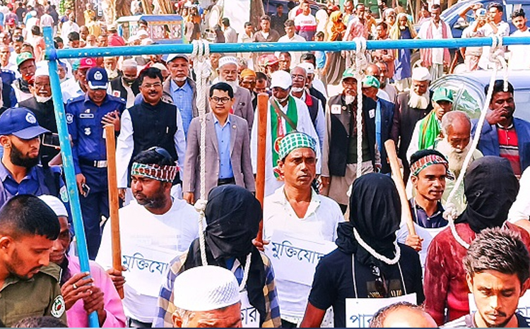 হানাদার মুক্ত দিবসে তাহিরপুরে রাজাকারদের প্রতীকী ফাঁসি