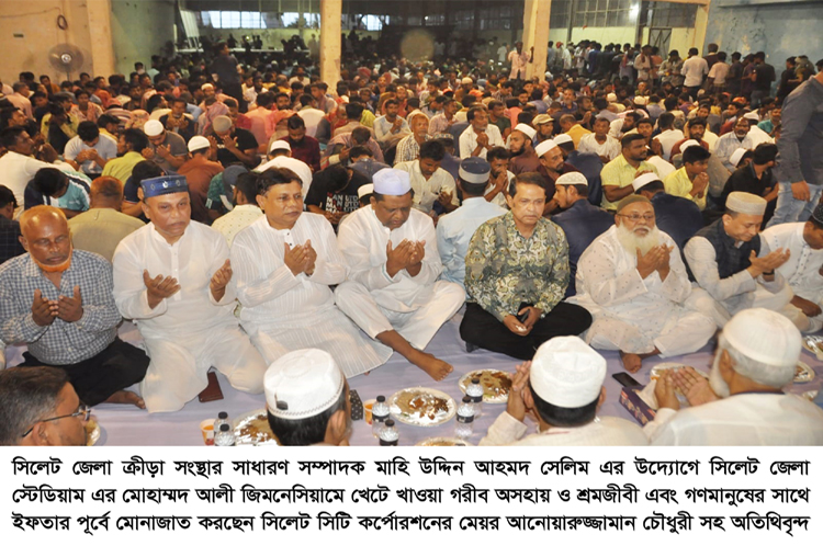 অসহায় ও শ্রমজীবী মানুষের সাথে ইফতার করলেন মেয়র আনোয়ারুজ্জামান চৌধুরী