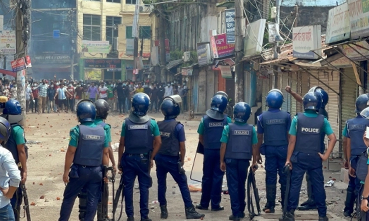 চৌহাট্টা পয়েন্টে পুলিশের গাড়িতে হামলা : বিএনপি, যুবদল ও ছাত্রদলের নেতাকর্মীদের বিরুদ্ধে বিস্ফোরক আইনে মামলা
