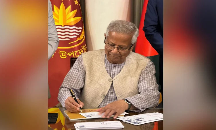 স্মারক ডাকটিকিট অবমুক্ত করলেন প্রধান উপদেষ্টা