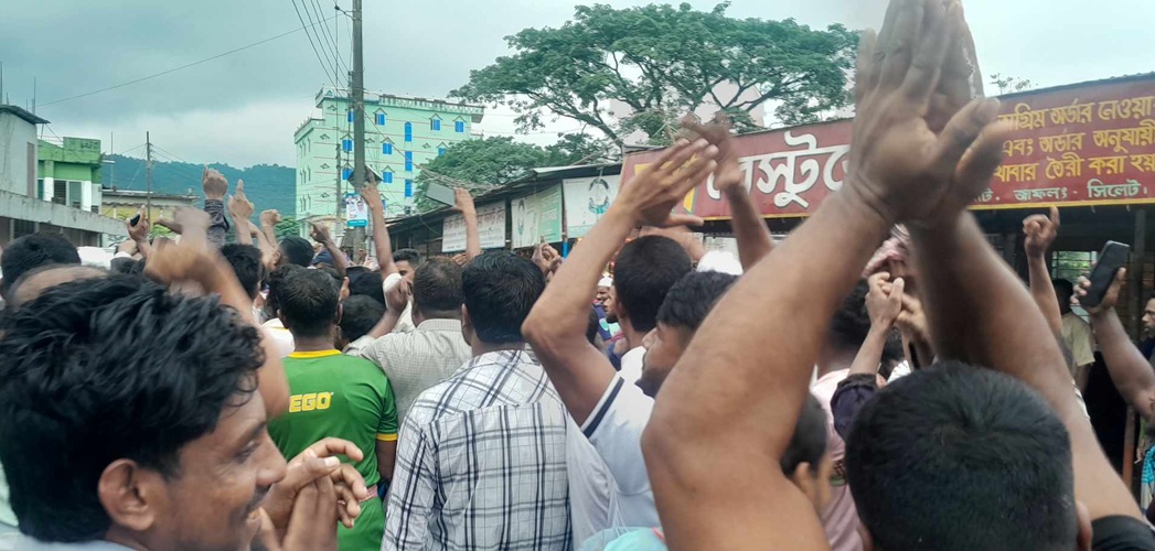 জাফলংয়ে উপদেষ্টা ফাওজুল-রিজওয়ানার গাড়িবহর আটকে শ্রমিক-জনতার ভুয়া-ভুয়া স্লোগান