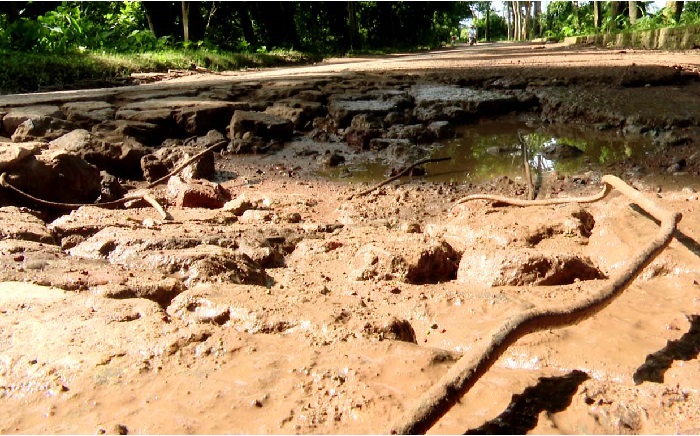 ৬ মাসের কাজ দেড় বছরেও শেষ হয়নি, ঢালাই শেষ হওয়ার আগেই ভাঙন