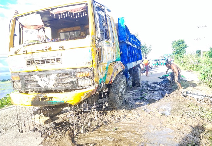 এক কিলোমিটার সড়কের মধ্যে দুই দুর্ঘটনা