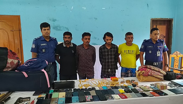 জকিগঞ্জে বিপুল পরিমাণ লুণ্ঠিত মালামালসহ ৪ ‘ডাকাত’ গ্রেপ্তার