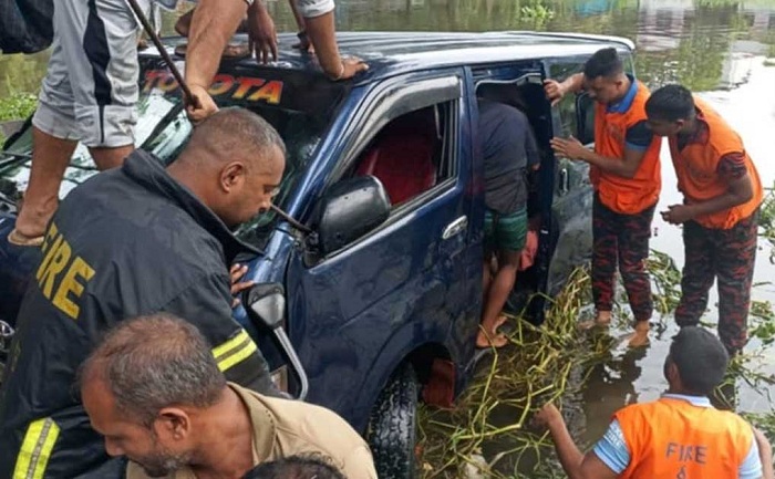 প্রবাসীকে নিয়ে বিমানবন্দর থেকে ফেরার পথে একই পরিবারের ৭ জন নিহত