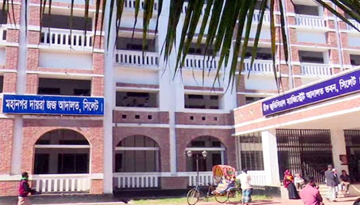 যৌতুক মামলায় স্বামী ‘খালাস পাওয়ায়’ আদালত ভবনে দুজনকে কোপালেন স্ত্রী