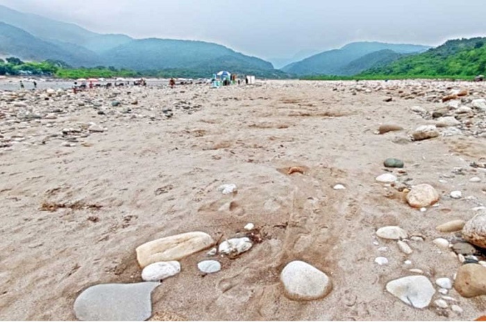 সাদাপাথর লুট: ‘প্রভাবশালী ব্যক্তি ও সংস্থার’ বিরুদ্ধে পূর্ণাঙ্গ অনুসন্ধানে দুদক