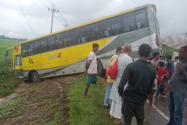 ঢাকা-সিলেট মহাসড়কে বাসচাপায় মা-ছেলে নিহত