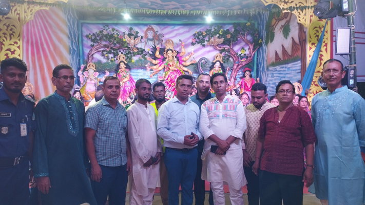 বড়লেখার পূজামণ্ডপ পরিদর্শনে অতিরিক্ত জেলা প্রশাসক