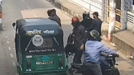 দিনদুপুরে ছিনতাই, ফুটেজ ভাইরাল, তবু অধরা ছিনতাইকারীরা