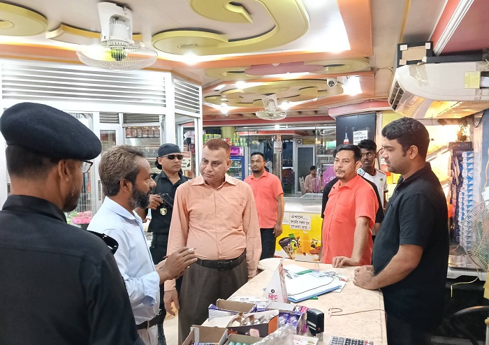 অস্বাস্থ্যকর পরিবেশে খাবার তৈরি: মামার বাড়ি রেস্টুরেন্ট ও রাজমহলকে ৮০ হাজার টাকা জরিমানা