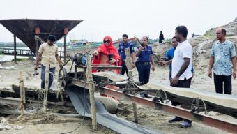জাফলং ইসিএ এলাকায় অভিযান: ১০টি ড্রেজার, ৬টি এক্সকেভেটরসহ বিপুল সরঞ্জাম ধ্বংস